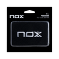 Load the image into the gallery view, Muñequeras deportivas para pádel marca Nox con diseño clásico en color negro y logotipo central bordado en color blanco.