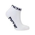 Load the image into the gallery view, Calcetines técnicos para padel Nox tobilleros en color blanco con el logotipo de la marca tejido en color azul.