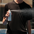 Cargar la imagen en la vista de la galería, Primer plano de la mano de un deportista rociando spray antideslizante Velaz TotalGrip de 200ml para secar las manos.