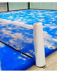 Cargar la imagen en la vista de la galería, Protecciones acolchadasinstaladas en postes de red de cancha de padel exterior azul.