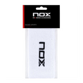 Cargar la imagen en la vista de la galería, Par de muñequeras largas para pádel marca Nox en color blanco con el logotipo de la marca bordado en color negro.