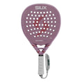 Cargar la imagen en la vista de la galería, Pala de pádel SIUX Valkiria Elite rosa con logo rojo y grip blanco, forma lágrima, vista frontal con cordón de muñeca