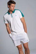 Load the image into the gallery view, Polo Nox Pro Blanco en modelo- Ropa de padel con ajuste atletico y transpiralinidad superior