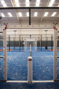 Cargar la imagen en la vista de la galería, Cancha de padel equipada con protecciones acolchadas blancas en postes y marcos.