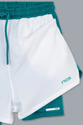 Cargar la imagen en la vista de la galería, Detalle de apertura lateral y logotipo Nox en Short Blanco-Textil de padel premium