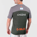 Load the image into the gallery view, Camiseta Siux Pegasus Gris x Alex Chozas 2026