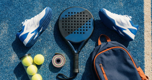 Equipamiento de pádel para principiantes, sobre cancha de pádel