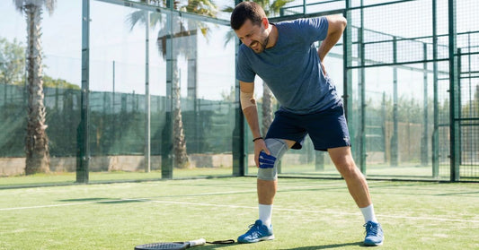 Dolor de codo, rodilla y espalda en pádel: cómo evitarlo antes de que te arruine la diversión