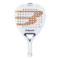 Load the image into the gallery view, Pala de pádel Bullpadel Pearl 27 Bea González en blanco perlado con logo dorado
