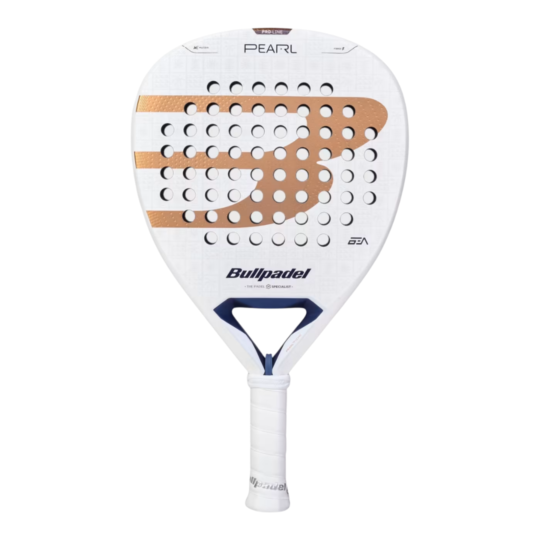 Pala de pádel Bullpadel Pearl 27 Bea González en blanco perlado con logo dorado