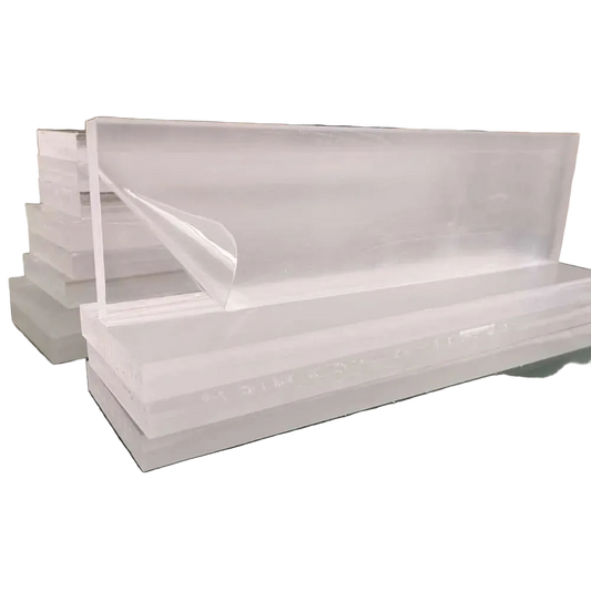 Placas acrilicas transparentes apiladas para contruccion de cancha de padel