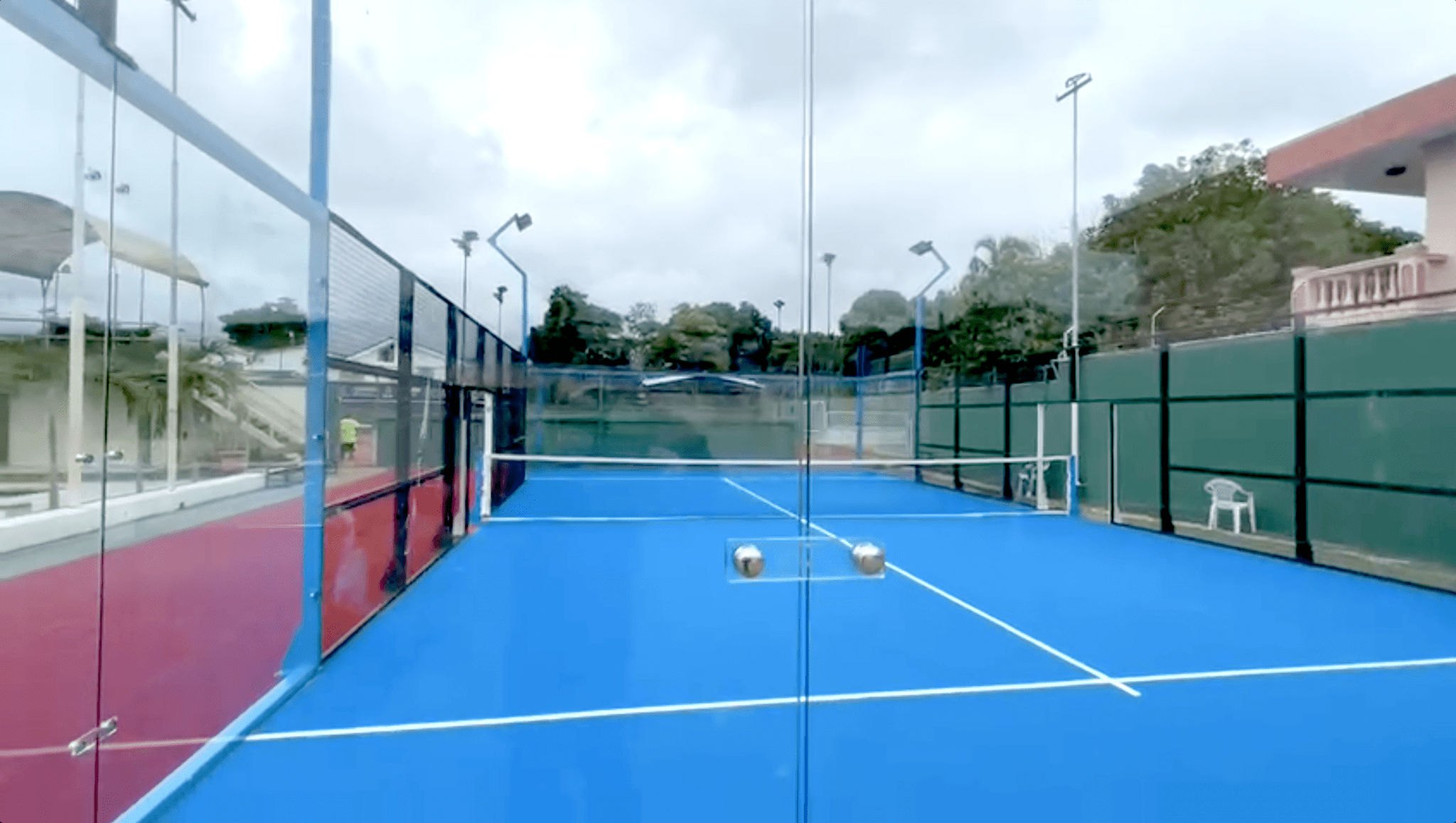 Cancha de padel construida con paneles acrilicos transparentes 
