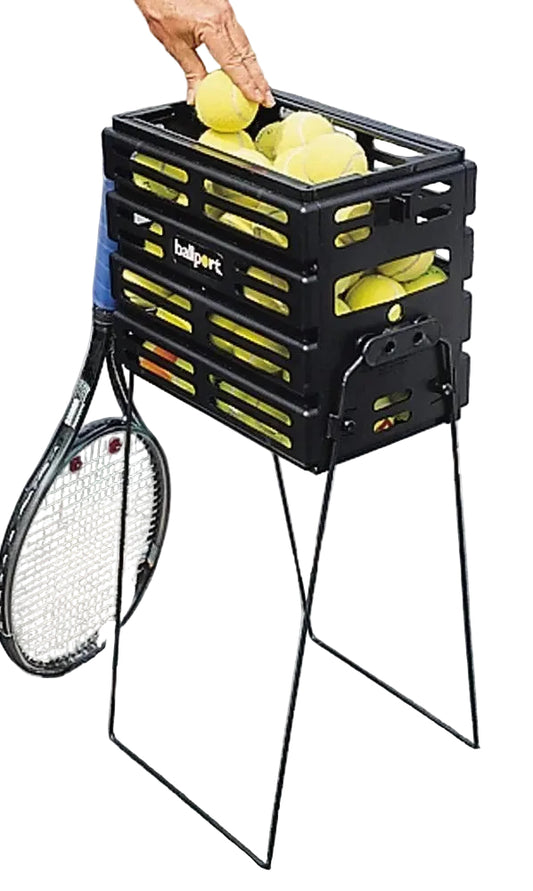 Canasta negra con ruedas para pelotas de padel con raqueta apoyada 
