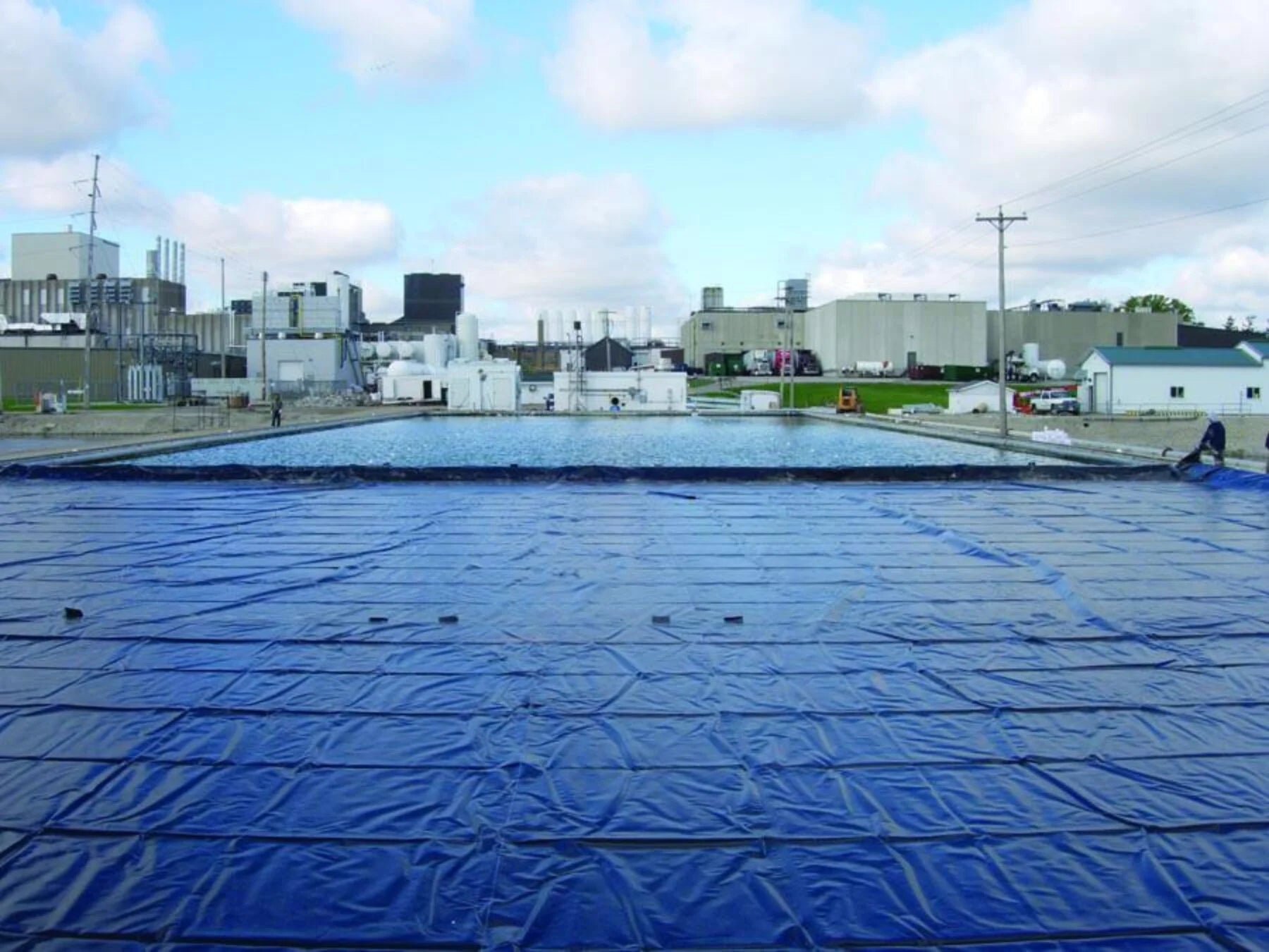 Cubierta impermeable instalada sobre cancha de padel al exterior 