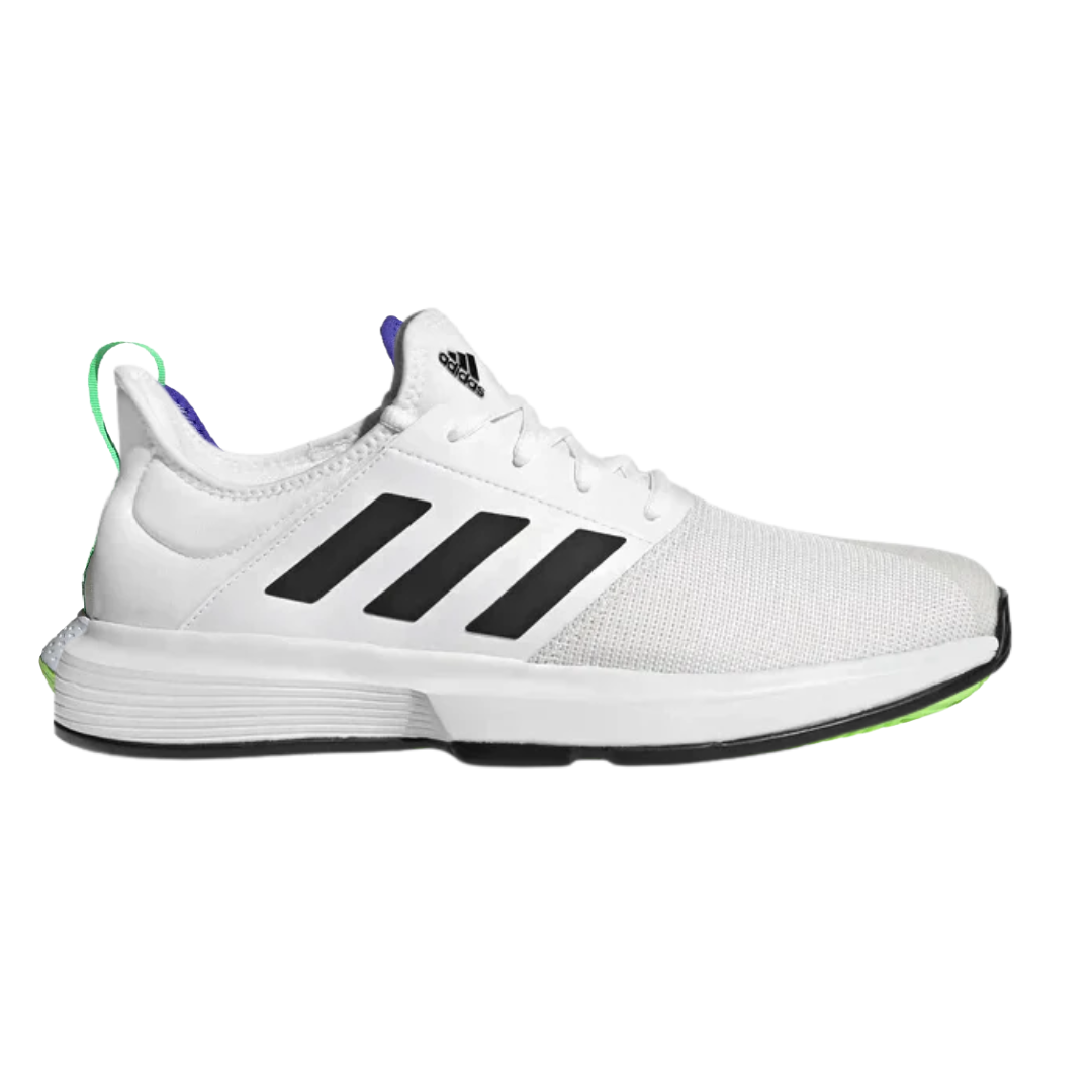 Tenis para jugar pádel clásicos Adidas Gamecourt en color blanco con las tres líneas representativas en color negro.