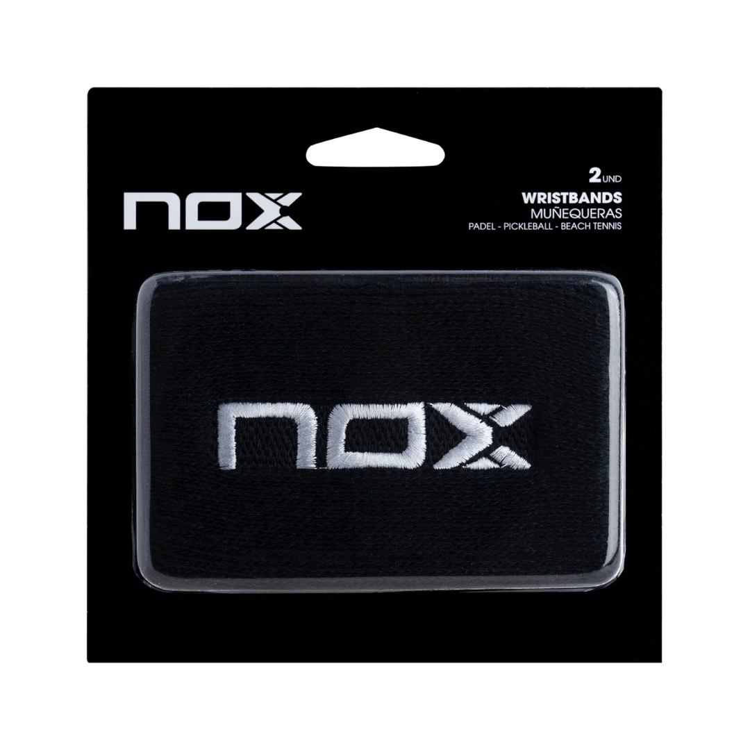 Muñequeras deportivas para pádel marca Nox con diseño clásico en color negro y logotipo central bordado en color blanco.