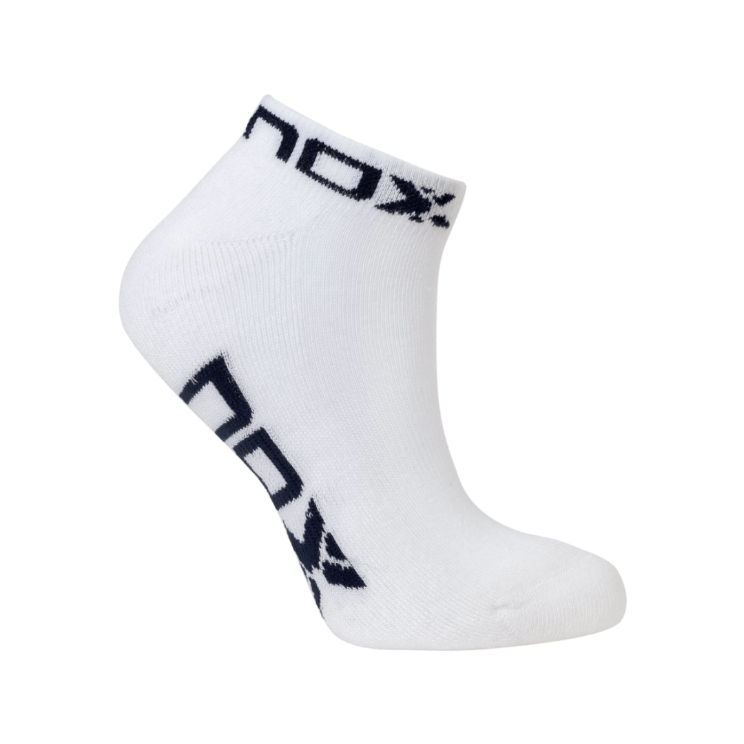 Calcetines técnicos para padel Nox tobilleros en color blanco con el logotipo de la marca tejido en color azul.