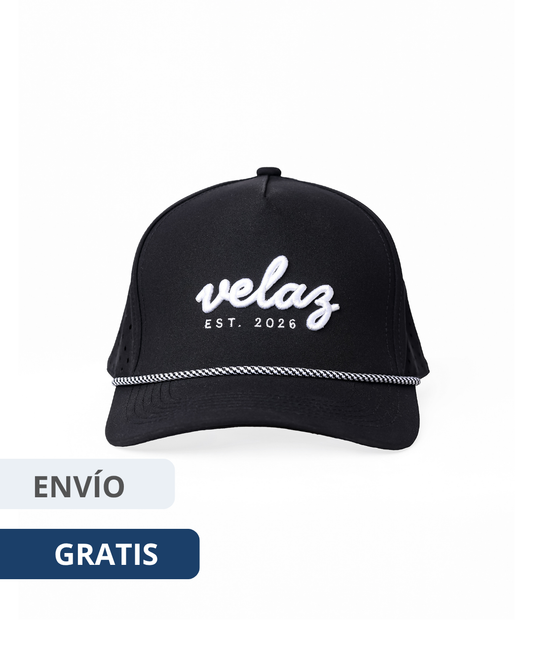 Gorra Velaz negra con logo blanco bordado, diseño deportivo y traspirable, ajuste cómodo, ideal para uso casual y actividades al aire libre con protección solar. 