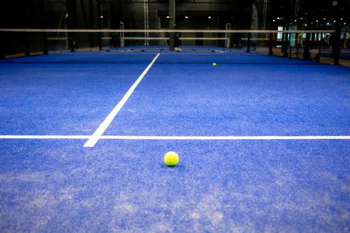 Cancha de padel con pasto sintetico profesional instalado vista aerea reglamentaria. 
