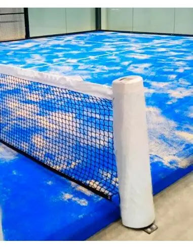 Protecciones acolchadasinstaladas en postes de red de cancha de padel exterior azul.