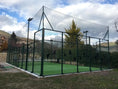 Cargar la imagen en la vista de la galería, Cancha de padel con red perimetral atrapa pelotas instaladas al exterior. 
