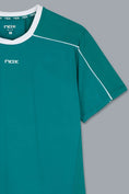 Cargar la imagen en la vista de la galería, Detalle de costuras y logo Nox en camiseta Pro Verde Hiedra- Ropa de padel de alta calidad
