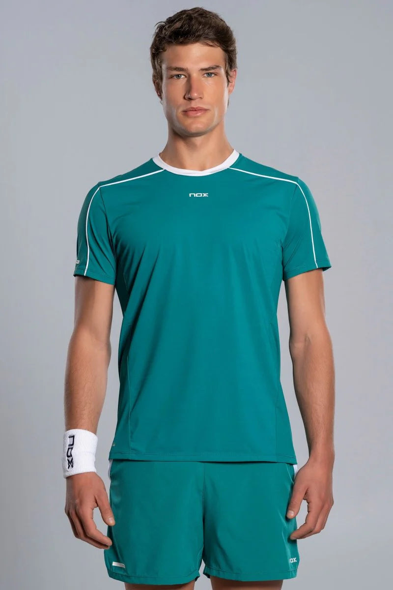 Jugador de padel con camiseta Nox Pro Verde- Ropa tecnica que favorece la ventilación 