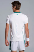 Cargar la imagen en la vista de la galería, Outfit de pádel blanco y verde para hombre Nox- Equipacion oficial disponible en Padel Storage 
