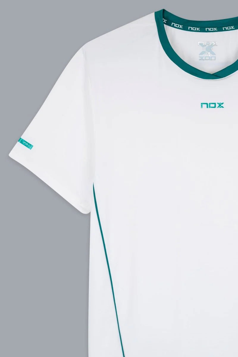 Vista lateral de camiseta Nox Pro- Costuras planas para evitar rozaduras durante el partido 