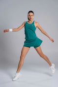 Cargar la imagen en la vista de la galería, Camiseta técnica Nox de alta ligereza en pista - Ropa de padel para mujer de alto rendimiento 
