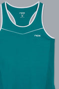 Cargar la imagen en la vista de la galería, Detalle de ribete blanco y logo Nox en camiseta de tirantes- Textil de pádel premium para mujer
