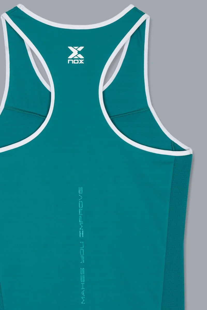 Costuras ergonómicas en espalda de camiseta Nox Pro- Tejido transpirable para jugadoras de pádel 