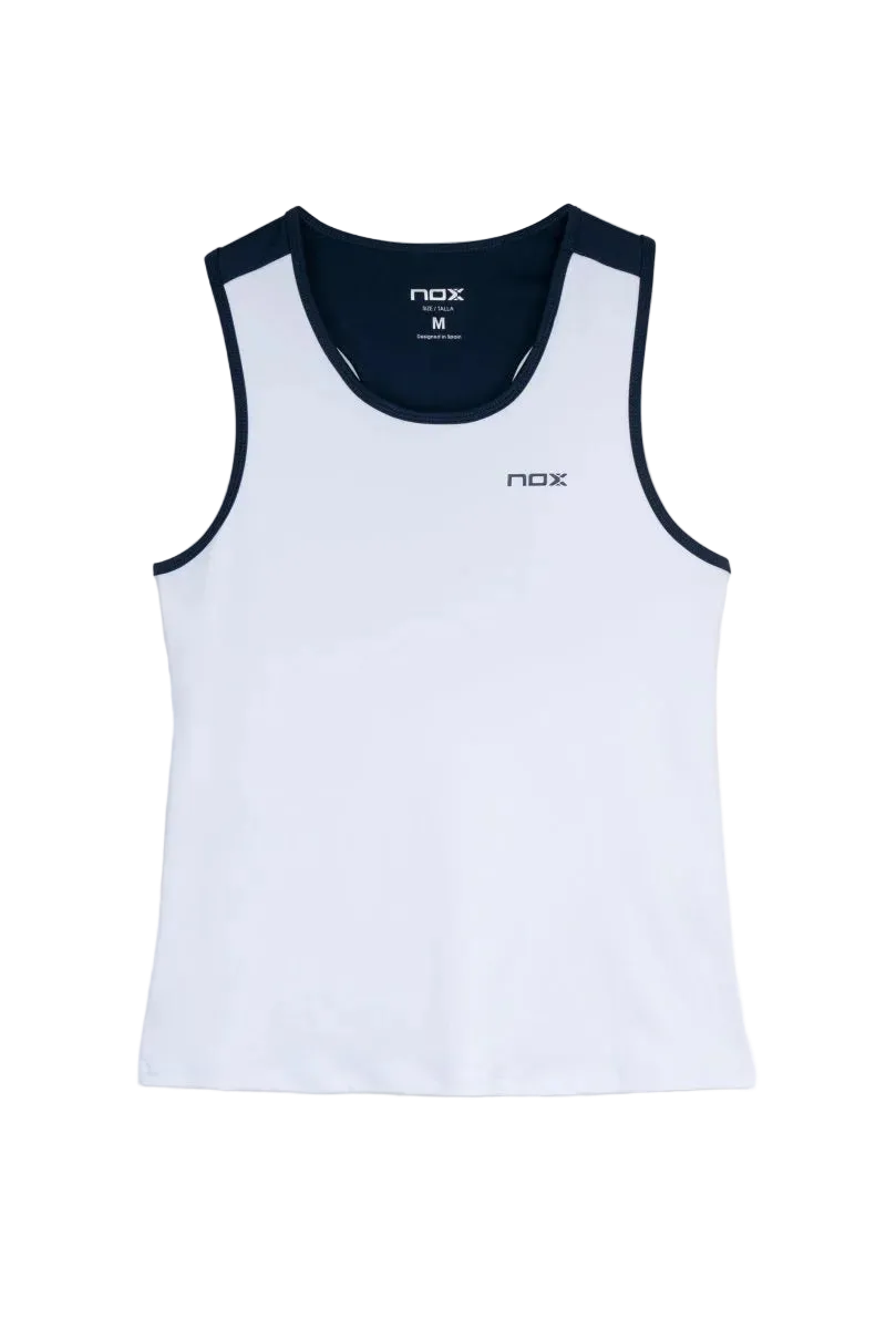 Camiseta de tirantes Nox Team Mujer 2026 en color blanco con detalles laterales en azul marino. Diseño ergonómico de tirantes anchos, cuello redondo y tejido elástico transpirable con tecnología de sacado rápido. 