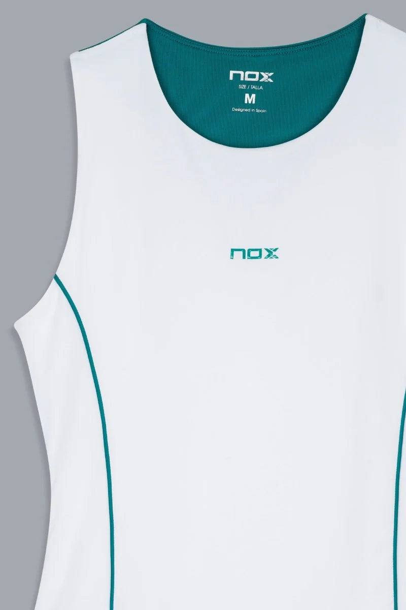 Logotipo Nox minimalista en camiseta de tirantes blanca-Ropa de padel femenina premium 