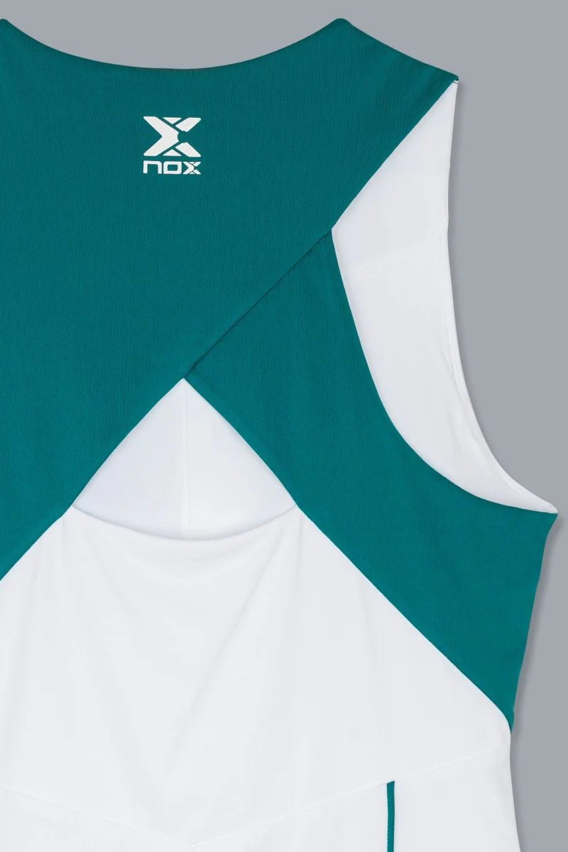 Corte entallado  costuras reforzadas en top Nox Mujer Pro-Textil transpirable de alta gama. 