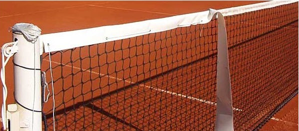 Cubre cinta de red instalada en cancha de padel con personalizacion de club.