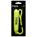 Cargar la imagen en la vista de la galería, Cordón de seguridad Nox Smartstrap Luxury flúor en color amarillo con logotipo de Nox en color negro. Accesorio tipo muñequera acolchada e intercambiable, diseñado para facilitar la higiene y personalización de las palas de pádel Nox sin perder garantía. 
