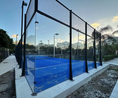 Cargar la imagen en la vista de la galería, Cancha de padel con herrajes de acero instalados en estructura vidrio templado exterior. 
