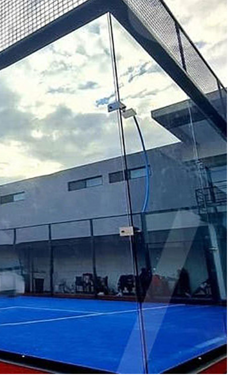 Cancha de padel panoramica full view con angulos de aluminio para vidrio templado. 