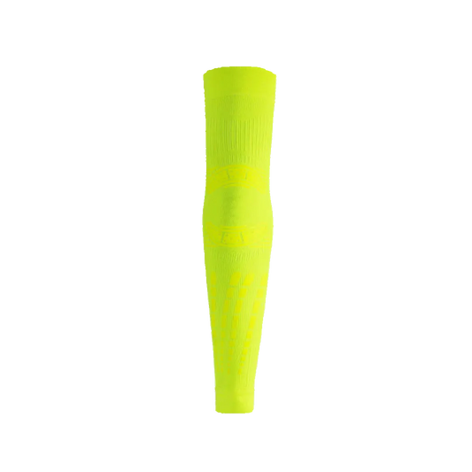 Manga protectora de brazo Floky No Strain Evolution color amarillo fluor de alta visibilidad en Padel Storage Mexico. 