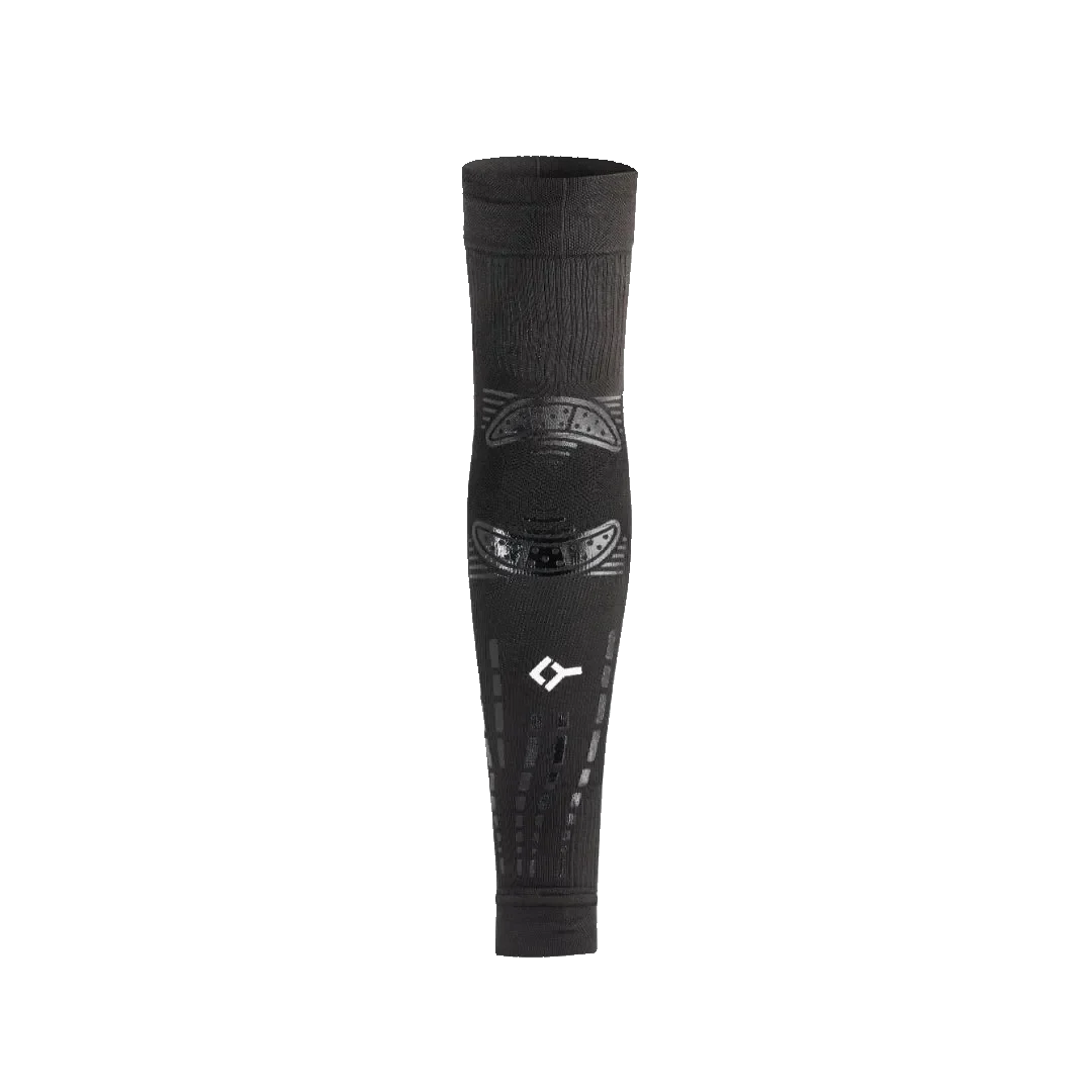 Manga de compresion biomecanica Floky No Strain Evolution negra para proteger el brazo de lesiones en el padel 