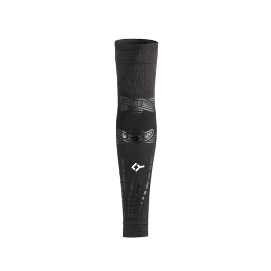 Manga de compresion biomecanica Floky No Strain Evolution negra para proteger el brazo de lesiones en el padel 