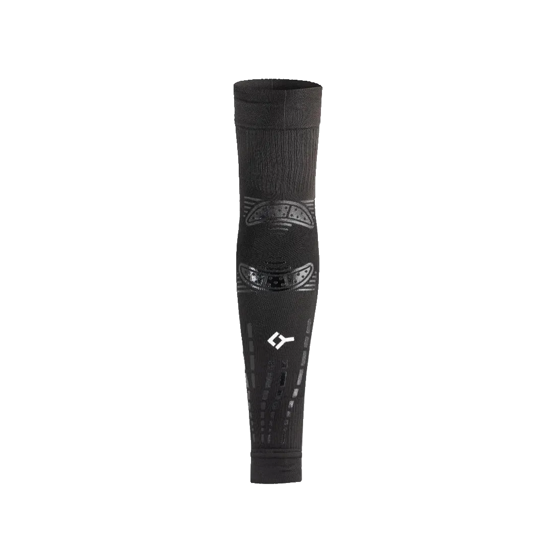 Manga de compresion biomecanica Floky No Strain Evolution negra para proteger el brazo de lesiones en el padel 