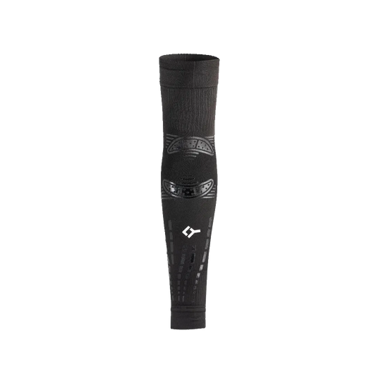Manga de compresion biomecanica Floky No Strain Evolution negra para proteger el brazo de lesiones en el padel 