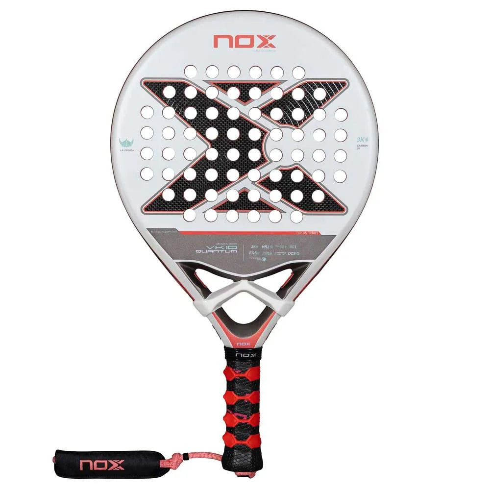 Pala de pádel Nox VK10 Quantum 3K 2025 en color blanco con detalles en gris y fucsia. Pala de control con forma redonda, cara de carbono 3K y sistema de cordón de seguridad, disponible en Padel Storage. 