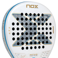 Load the image into the gallery view, Vista cercana de la cara con carbono 18K Alum visible en el logo X y tres estrellas doradas en la pala Nox AT10
