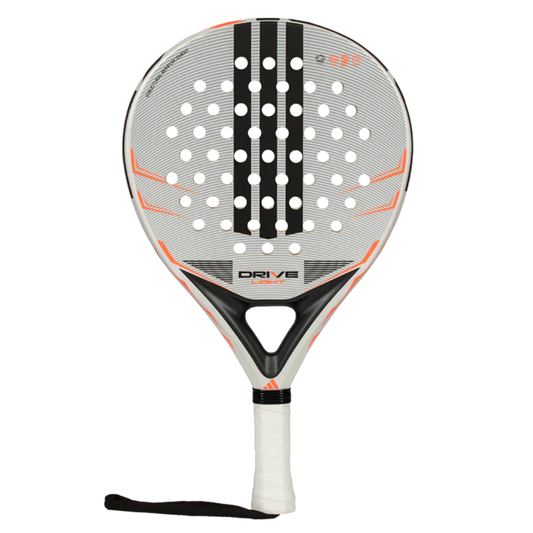 Pala de pádel Adidas Drive Light 2026 en color blanco y gris con detalles naranjas. Molde redondo de control con peso reducido y ligero, ideal para jugadores principiantes que buscan maxima manejabilidad. 
