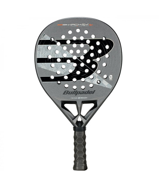 Pala de pádel Bullpadel Hack 04 Hybrid 2026 de Paquito Navarroen color gris y negro. Formato hidrido polivalente que combinaun control absoluto con alta potencia y salida de bota tecnica. 