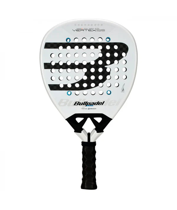 Pala de pádel Bullpadel Vertex 05 2026 de Juan Tello en color plata, gris y negro