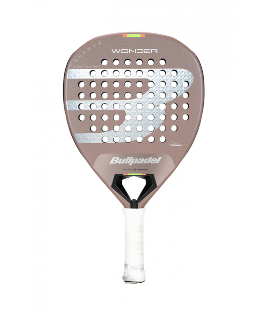 Pala de pádel Bullpadel Wonder 2026 de Claudia Fernández, bronce satinado